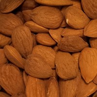 almendra cruda con piel